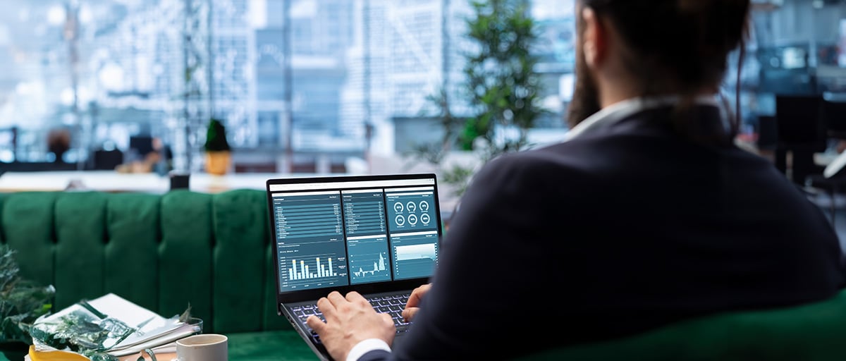 Explore how retail investors are using AI to make investment decisions. Learn about the benefits and risks of this approach and how to balance them for better financial outcomes.